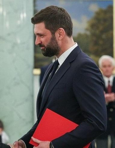 Rodzinny portret Nikodema Rachonia z żoną Katarzyną i trójką dzieci, przedstawiający ich w ciepłym i naturalnym otoczeniu.