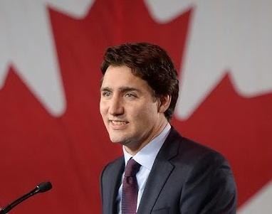 Justin Trudeau w interakcji z obywatelami, uściski dłoni i rozmowy.