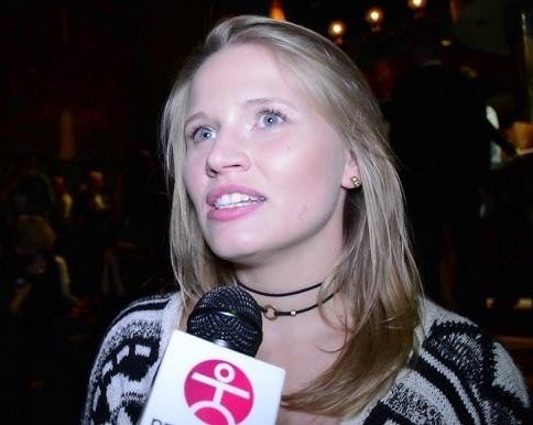 Natalia Rybicka na scenie teatralnej w kostiumie, z intensywnym wyrazem twarzy podczas występu.