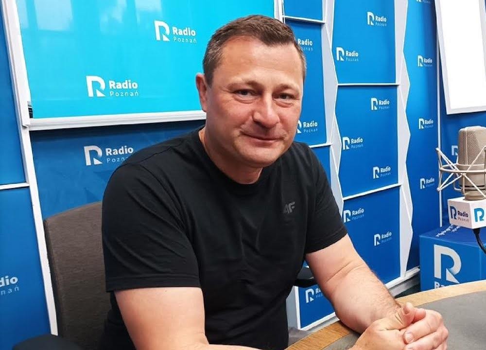 Panorama Poznania prezentująca połączenie historycznej architektury z nowoczesną zabudową miejską, symbolizująca tradycję i innowacyjność.