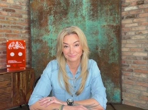 Martyna Wojciechowska – dynamiczny portret w scenerii podróżniczej, symbolizujący jej osiągnięcia zawodowe, w tym rolę redaktor naczelnej i pasję do eksploracji świata.