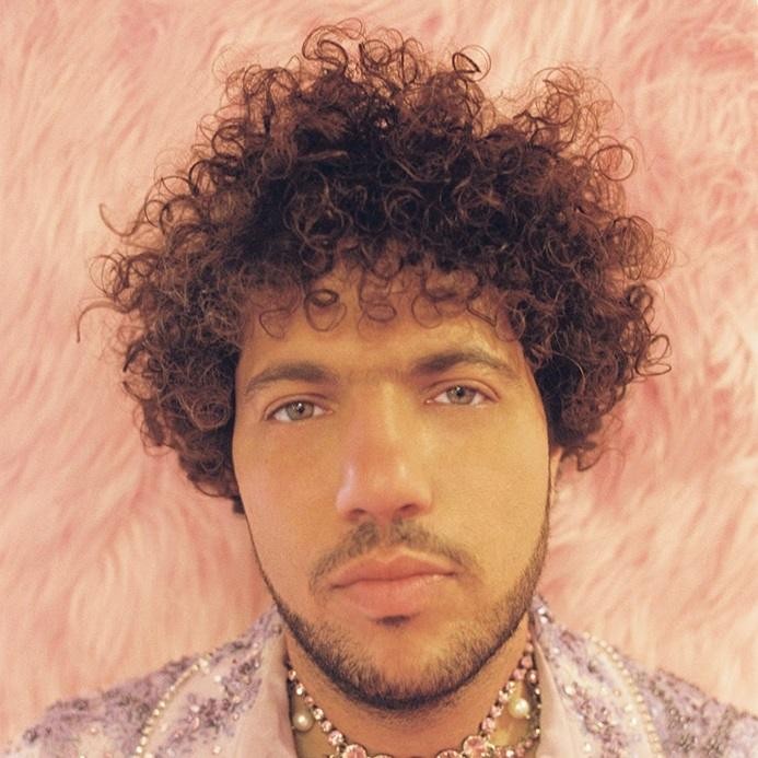 Benny Blanco w studiu nagraniowym, otoczony sprzętem muzycznym, wygląda na zaangażowanego.