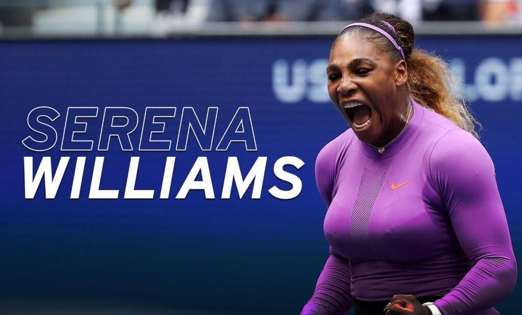 Serena Williams w dynamicznej akcji na korcie tenisowym, uderzająca piłkę z pełną determinacją.