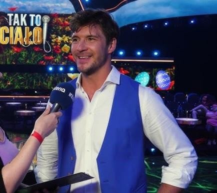 Nowoczesny dom na spokojnej wsi niedaleko Warszawy, otoczony zielenią, symbolizujący azyl i równowagę.