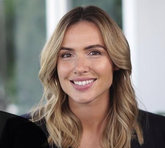 Marta Żmuda Trzebiatowska - aktorka w interakcji z fanami na Instagramie, uśmiechnięta, z telefonem.