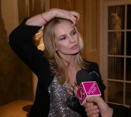 Magdalena Cielecka w intensywnej scenie aktorskiej, oddająca pełnię emocji i zaangażowania na scenie teatralnej lub planie filmowym.