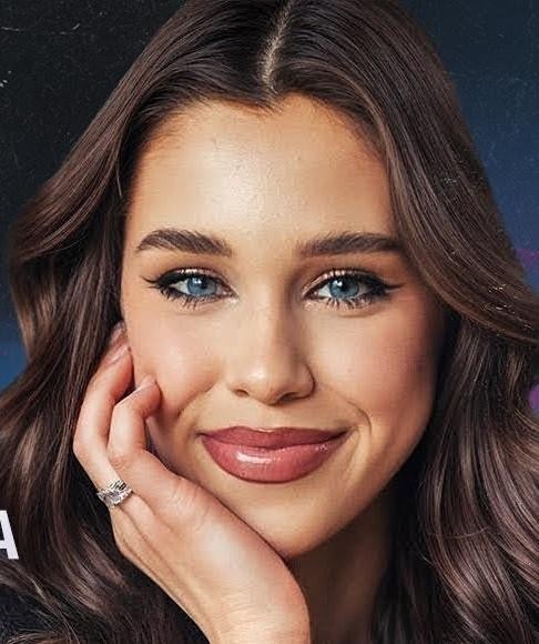 Maria Jeleniewska, młoda polska influencerka, uśmiecha się, patrząc prosto w obiektyw, na tle, które sugeruje jej aktywność w mediach społecznościowych.