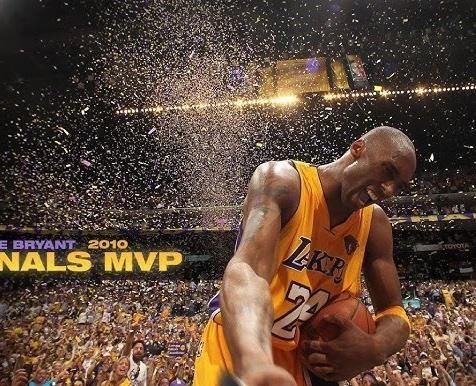 Kobe Bryant z córką Gianną, dzielący wspólną pasję do koszykówki, symbolizujący ich nierozerwalną więź.