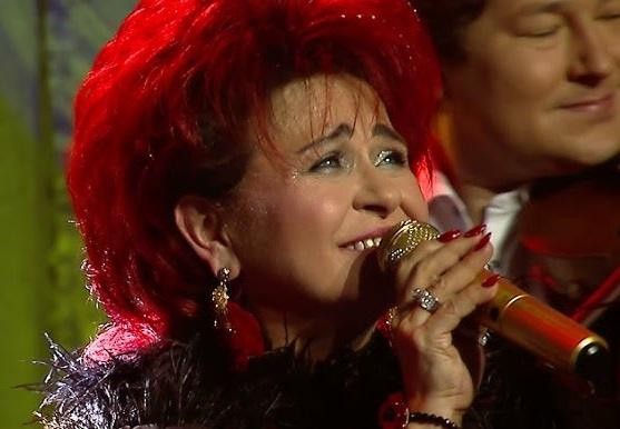 Bernadeta Kowalska odbierająca nagrodę lub angażująca się w działalność charytatywną, ukazująca jej zaangażowanie społeczne.