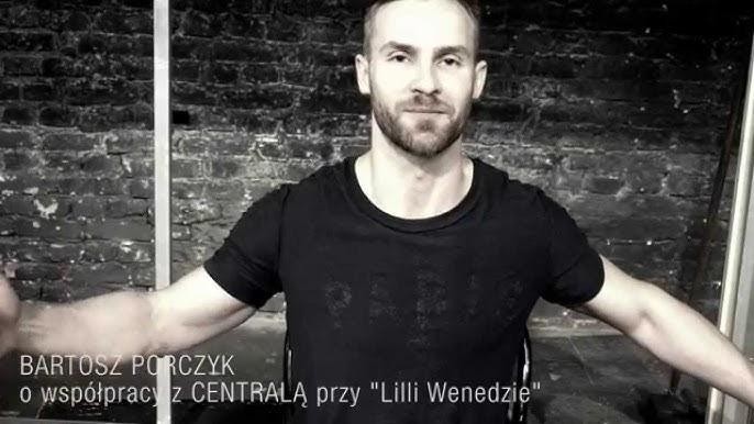Bartosz Porczyk na scenie teatralnej, w dynamicznej pozie, oddający intensywne emocje podczas występu.