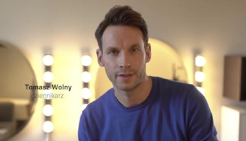 Tomasz Wolny z żoną Agatą Tomaszewską i trojgiem dzieci (Zofią, Tymonem i Halszką) na rodzinnym portrecie, uśmiechnięci.