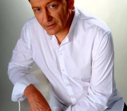 Jacek Borkowski jako Piotr Rafalski w serialu „Klan”, w ujęciu oddającym charakter postaci psychologa.