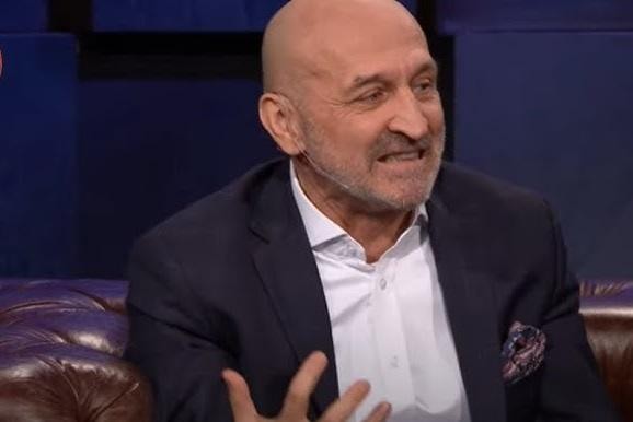 Kazimierz Marcinkiewicz w dynamicznej pozie, symbolizującej jego aktywną karierę polityczną i zaangażowanie w życie publiczne.