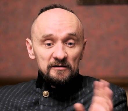 Stylizowany obraz przedstawiający edukację Jana Klaty, z książkami, maską teatralną i elementami architektonicznymi, symbolizujący jego akademickie korzenie i intelektualne podstawy.