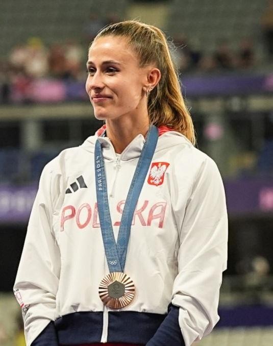 Natalia Bukowiecka na Instagramie, uśmiechnięta, w swobodnym otoczeniu, wchodząca w interakcje z fanami.