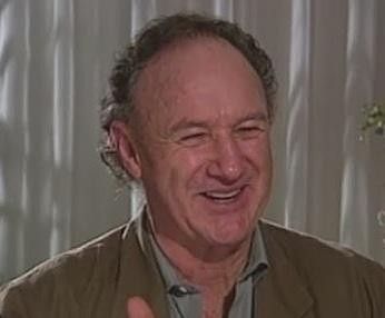 Gene Hackman na planie filmowym, z intensywnym wyrazem twarzy, ucieleśniający głębię swoich ról.