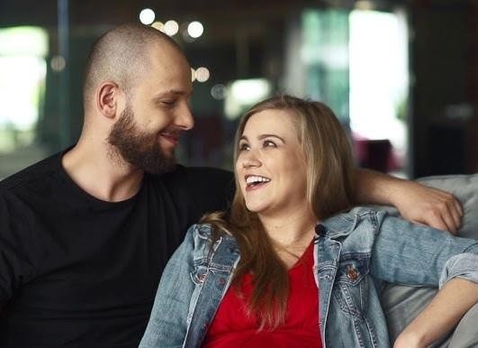 Alt: Maciej Pela w codziennej scenerii, zamyślony, co odzwierciedla jego życie prywatne i wyzwania osobiste.