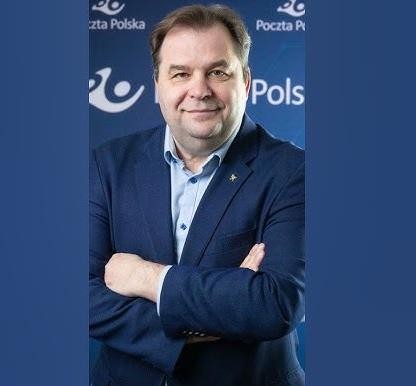 Symboliczne przedstawienie transformacji i restrukturyzacji, z elementami nawiązującymi do branży lotniczej i pocztowej, odzwierciedlające osiągnięcia Sebastiana Mikosza.