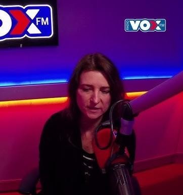 Kolaż przedstawiający kluczowe momenty z kariery Renaty Dąbkowskiej: zespół Dystans, Sixteen i Eurowizja, kariera solowa oraz rola prezenterki telewizyjnej.
