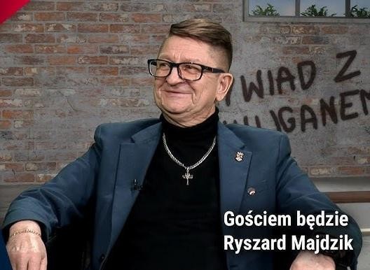 Kolekcja przedmiotów związanych z polską historią i opozycją, w tym znaczek Solidarności i fragment podziemnej gazety.