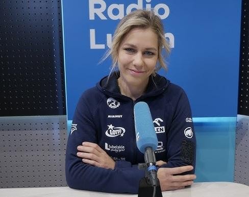 Aleksandra Mirosław trenująca na 15-metrowej ściance wspinaczkowej w hali sportowej Lubelskiego Uniwersytetu Medycznego.