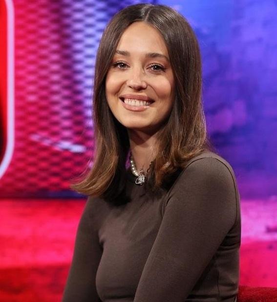 Izabella Krzan, prezenterka telewizyjna, w profesjonalnym ujęciu, uśmiechnięta, w eleganckim stroju, symbolizująca jej dynamiczną karierę medialną.