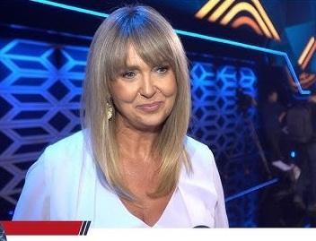 Ewa Wachowicz w akcji, z pasją gotująca w profesjonalnej kuchni.