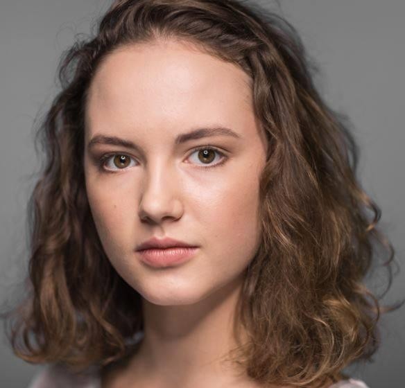 Martyna Byczkowska na planie filmowym, w stroju z jednej z jej ról, ukazująca zaangażowanie i wszechstronność aktorską.