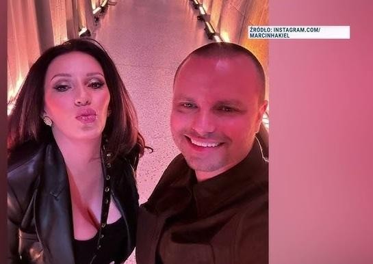 Marcin Hakiel podczas zajęć w swojej szkole tańca w Warszawie, instruujący uczniów i demonstrujący ruchy taneczne.