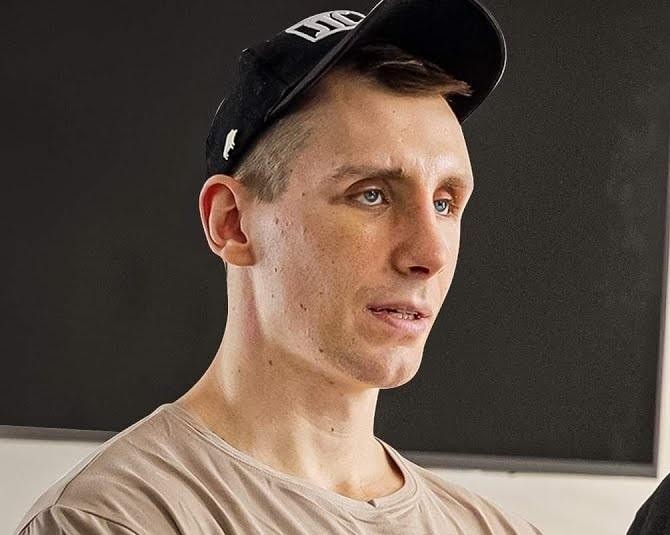 Owca WK w interakcji z fanami na wydarzeniu fitness, uśmiechnięty i przystępny.