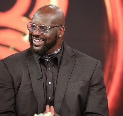 Shaquille O'Neal jako raper w studiu nagraniowym, prezentujący swoją wszechstronną karierę poza koszykówką.