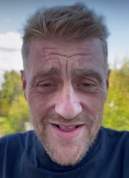 Tomasz Jakubiak, polski kucharz, skupiony na gotowaniu w profesjonalnej kuchni, z pasją prezentuje swoje kulinarne umiejętności.