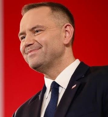 Symboliczne przedstawienie pamięci historycznej, nawiązujące do działalności Karola Nawrockiego, np. Żołnierzy Wyklętych lub Muzeum II Wojny Światowej.