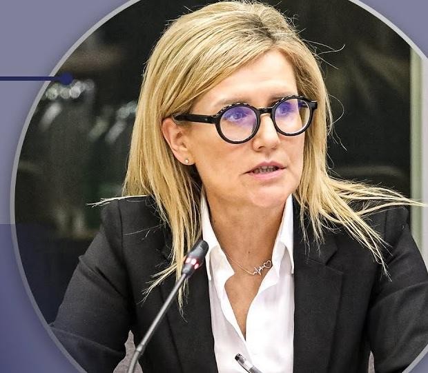 Ewa Wrzosek podczas wystąpienia publicznego, symbolizująca determinację w obronie praworządności.