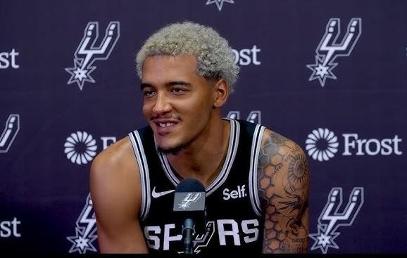 Jeremy Sochan podczas meczu NBA, wykonujący dynamiczną akcję na boisku.