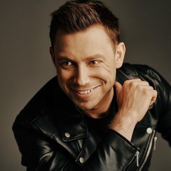 Paweł Jasionowski, lider Masters, podczas energicznego występu na scenie disco polo.