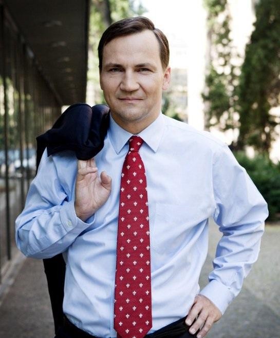 Dwór Chobielin, odrestaurowana zabytkowa posiadłość, otoczona zielenią i drzewami, w której mieszka Radosław Sikorski.