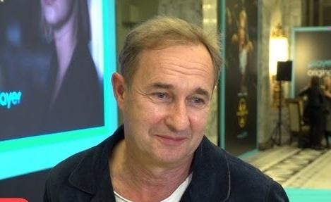 Marek Kalita na scenie teatralnej, w dynamicznej pozie, z dramatycznym oświetleniem.