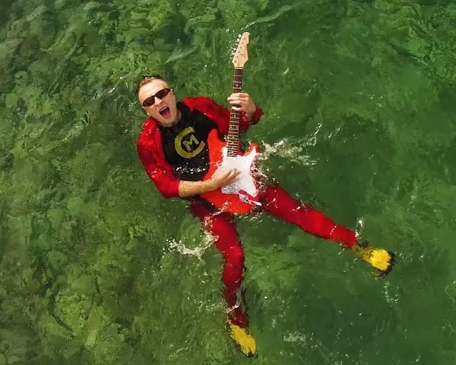 Czadoman (Paweł Dudek) podczas energicznego występu na scenie, zbliżenie.
