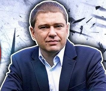 Piotr Szumlewicz przemawiający z pasją na spotkaniu związkowym.