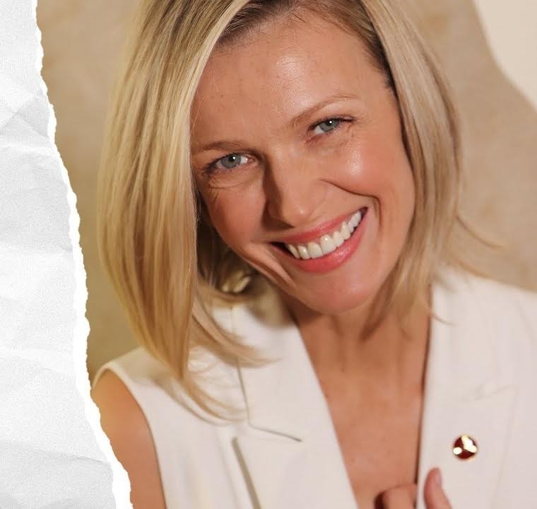 Magda Mołek w naturalnej, swobodnej pozie, uśmiechnięta lub zamyślona.