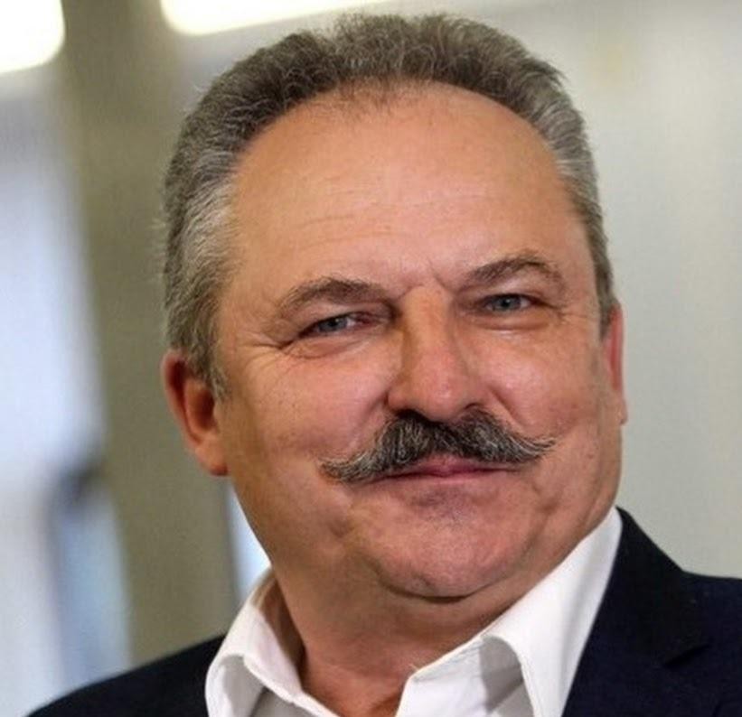Marek Jakubiak – wizualna podróż przez karierę: od służby wojskowej, przez biznes piwowarski, po działalność polityczną.
