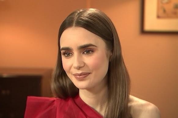 Lily Collins na planie filmowym, w kostiumie, z rekwizytem, symbolizująca jej zaangażowanie w karierę aktorską.