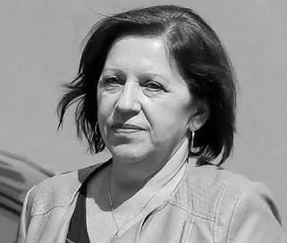 Barbara Skrzypek w biurze, symbolizująca jej rolę w administracji i polityce, z wyrazem skupienia i profesjonalizmu.