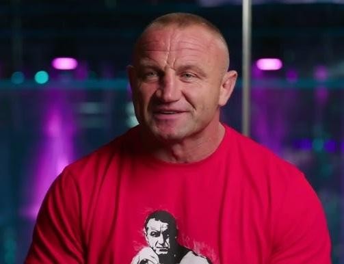 Mariusz Pudzianowski przeglądający swój profil na Instagramie, ukazujący aktywność w mediach społecznościowych.