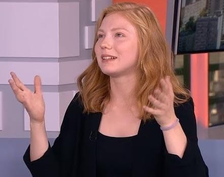 Edyta Torhan na scenie teatralnej, w dynamicznej pozie, oddającej jej ekspresję aktorską.