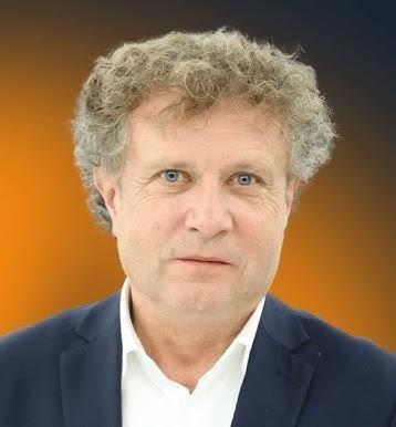 Jacek Karnowski podczas aktywności na wodzie, np. żeglarstwa lub uprawiania sportów wodnych, symbolizujący jego pasję i związek z morzem.