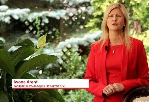Iwona Arent podczas aktywnego udziału w posiedzeniu komisji sejmowej.
