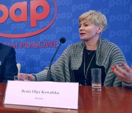 Beata Olga Kowalska w trakcie występu lub na planie filmowym, ukazująca ekspresję aktorską.