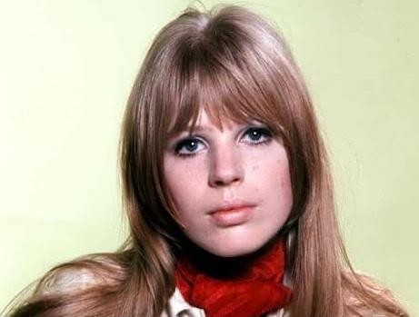 Czarno-biały portret Marianne Faithfull z lat 70., ukazujący jej surową emocjonalność i determinację po walce z uzależnieniem.